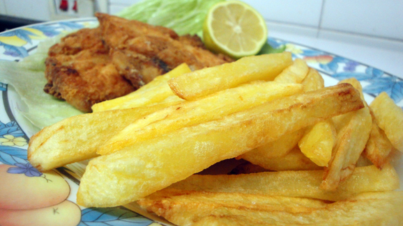 Crispy chips served with fish