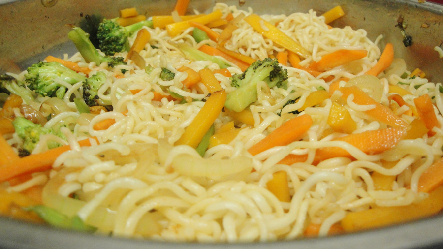 Vegetarian noodle stir-fry