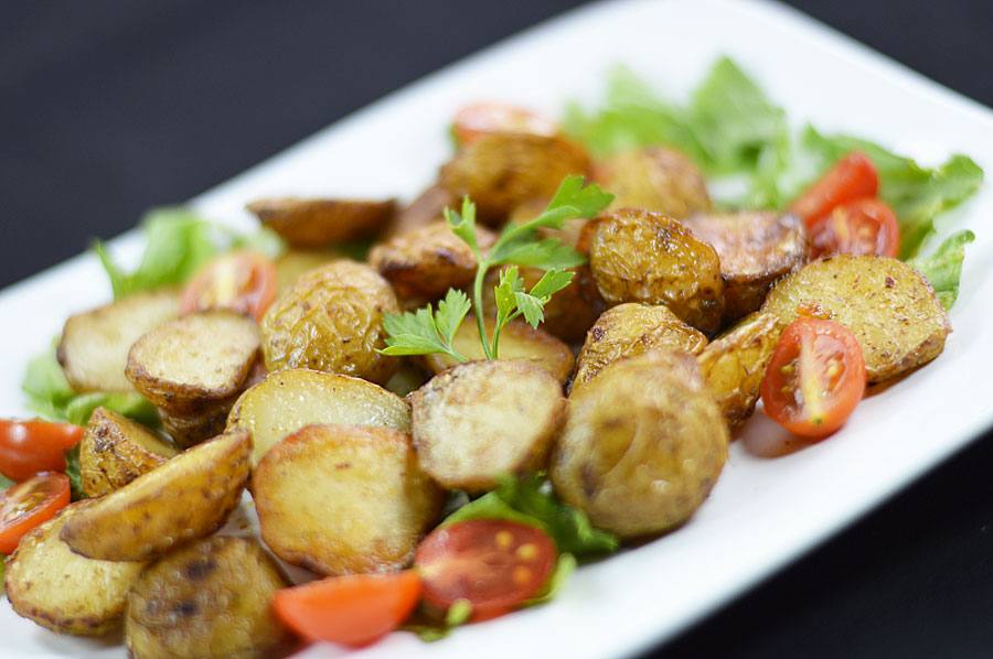 Steamed baby potatoes with thyme