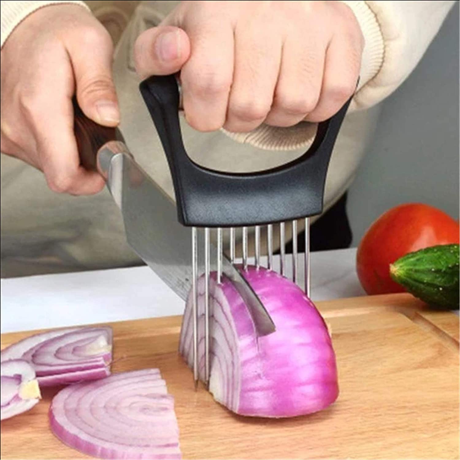 Picture showing onion holder for easily cutting onions